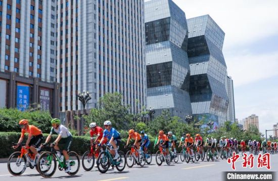 车手们在比赛中。　马铭言 摄