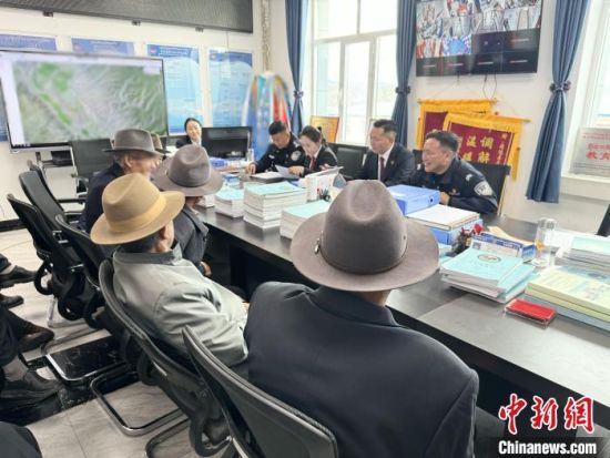 资料图为青海省海南州同德县社会治理综合服务中心矛盾纠纷调解现场。　　　　祁绣娟摄