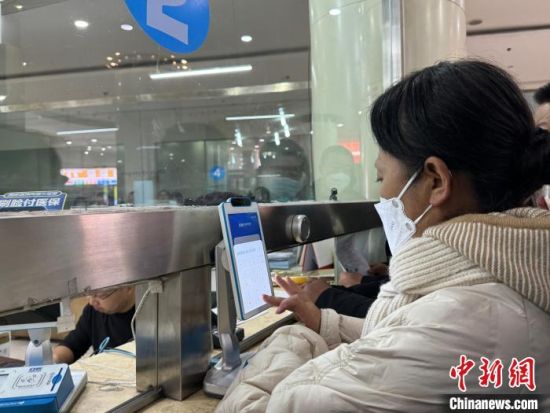 图为民众进行医保结算。(资料图)孙睿 摄 图为民众进行医保结算。(资料图)孙睿 摄