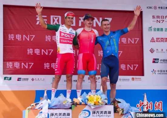 图为赛段前三名合影留念。　马铭言 摄