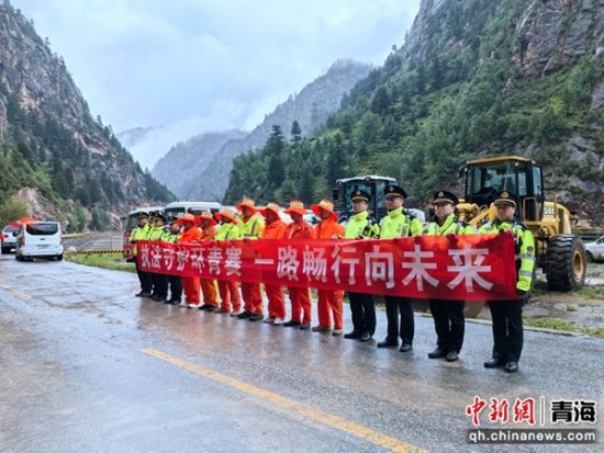 图为省交通执法海东干线支队工作人员合影。祁和玲 摄