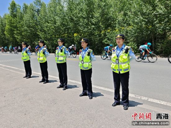 图为省交通执法海东干线支队工作人员与“环青赛”骑手同框掠影。祁和玲 摄