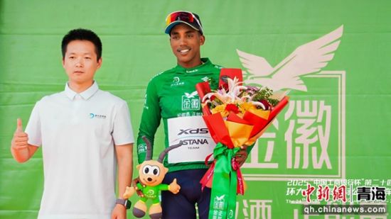 图为“环青赛”车手赛后庆祝。金徽酒股份有限公司供图