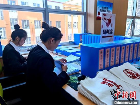 资料图为工作人员核准救助人员相关资料。李隽 摄