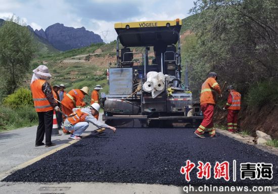 图为青海省果洛公路总段开展路面养护。青海省果洛公路总段 供图 图为青海省果洛公路总段开展路面养护。青海省果洛公路总段 供图