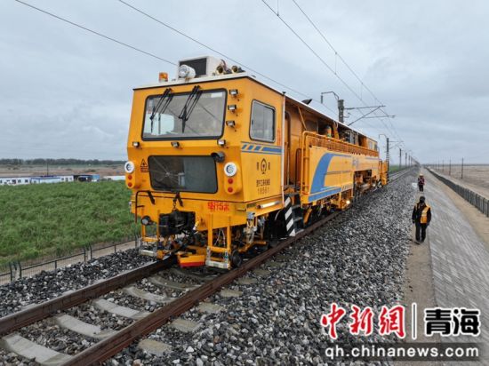 图为守护现场。陈少峰 摄