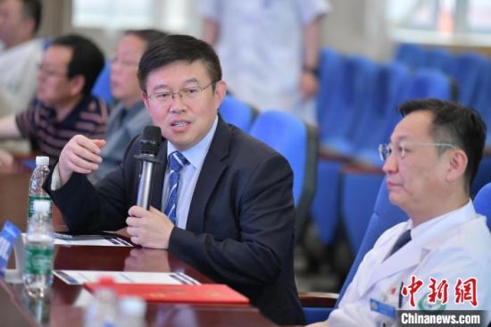 图为大连医科大学副校长、大连医科大学附属第一医院院长夏云龙(左)分享观点。唐孟焘 摄 图为大连医科大学副校长、大连医科大学附属第一医院院长夏云龙(左)分享观点。唐孟焘 摄