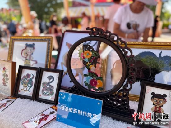 图为现场展示河湟皮影制作技艺。祁绣娟 摄 图为现场展示河湟皮影制作技艺。祁绣娟 摄