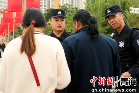 图为6月15日巡警大队巡逻队员处置群众求助警情。高媛供图 图为6月15日巡警大队巡逻队员处置群众求助警情。高媛供图