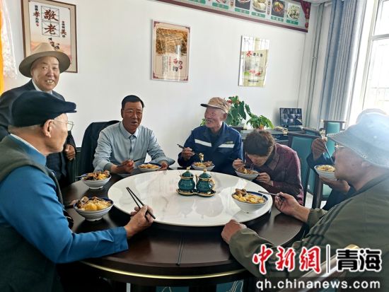 图为老人们正在刚察县沙柳河镇城南社区日间照料中心吃午饭。李隽 摄