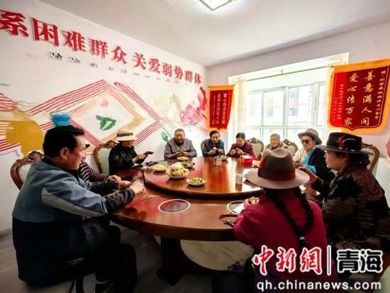 图为老人们正在刚察县沙柳河镇城南社区日间照料中心吃午饭。李隽 摄