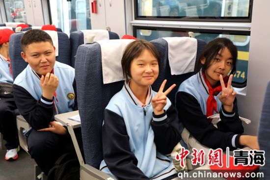  图为学生在车上合影留念。 青藏集团公司供图