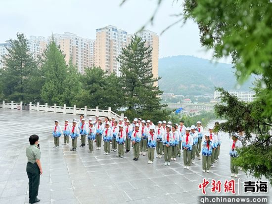 图为41名少年在四八烈士陵园内听工作人员讲述1946年“四八”烈士遇难的往事。刘洋 摄 图为41名少年在四八烈士陵园内听工作人员讲述1946年“四八”烈士遇难的往事。刘洋 摄