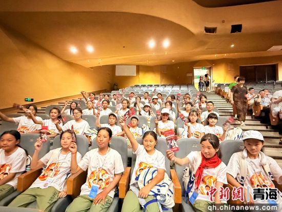图为41名少年观看历史舞台剧《延安保育院》。刘洋 摄 图为41名少年观看历史舞台剧《延安保育院》。刘洋 摄