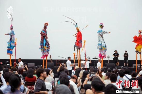 图为青海“非遗”鲁沙尔高跷亮相第十八届first青年电影展开幕礼。first青年电影展组委会供图 图为青海“非遗”鲁沙尔高跷亮相第十八届first青年电影展开幕礼。first青年电影展组委会供图