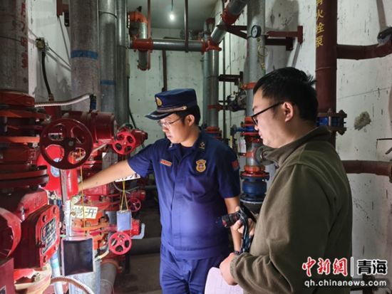 图为青海消防检查组深入大型商业综合体督导检查消防安全防范工作。 青海消防供图 图为青海消防检查组深入大型商业综合体督导检查消防安全防范工作。 青海消防供图