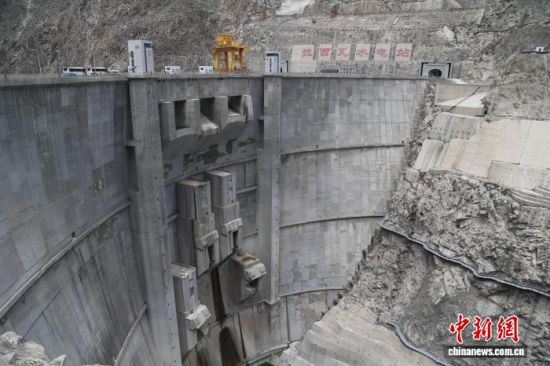 拉西瓦水电站大坝 　　张忠苹 摄