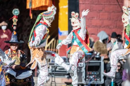 2023年2月19日是藏历十二月二十九日,西藏楚布寺举行“羌姆”表演迎藏历新年。 中新社记者 贡嘎来松 摄 2023年2月19日是藏历十二月二十九日,西藏楚布寺举行“羌姆”表演迎藏历新年。 中新社记者 贡嘎来松 摄