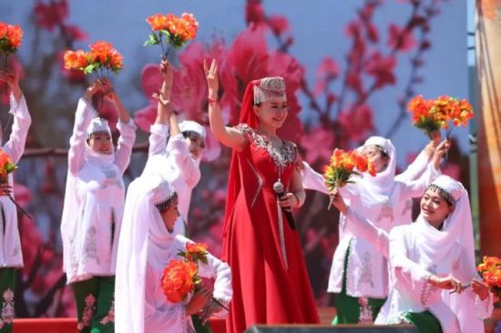 2025年6月27日,2025年青海·大通第十六届老爷山花儿会系列活动在青海大通回族土族自治县启幕。图为花儿歌手撒丽娜演唱《我唱花儿给你听》。中新社发 张忠苹 摄 2025年6月27日,2025年青海·大通第十六届老爷山花儿会系列活动在青海大通回族土族自治县启幕。图为花儿歌手撒丽娜演唱《我唱花儿给你听》。中新社发 张忠苹 摄