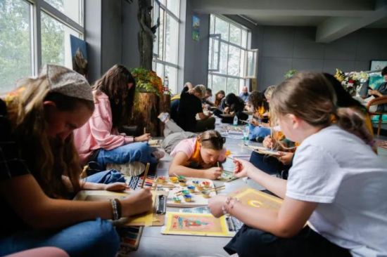 2025年6月13日,美国犹他州青少年青海研学交流团一行23人来到热贡艺术发祥地、国家级历史文化名城黄南藏族自治州同仁市,参观了解热贡艺术,体验简易唐卡绘制。 中新社记者 马铭言 摄 2025年6月13日,美国犹他州青少年青海研学交流团一行23人来到热贡艺术发祥地、国家级历史文化名城黄南藏族自治州同仁市,参观了解热贡艺术,体验简易唐卡绘制。 中新社记者 马铭言 摄