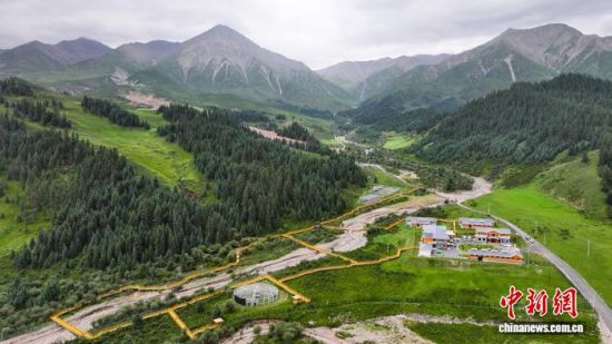 图为7月17日航拍的祁连山国家公园野生动物救助站。薛蒂 摄