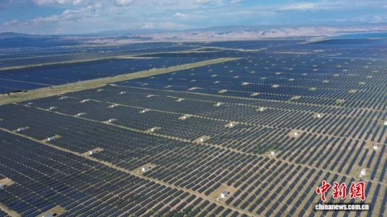 图为航拍青海共和县塔拉滩光伏产业园。徐景康摄