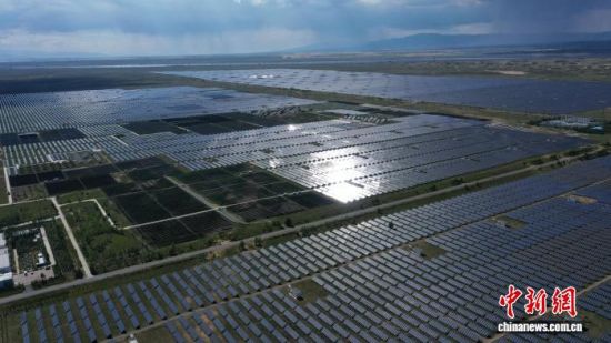 图为航拍青海共和县塔拉滩光伏产业园。徐景康摄