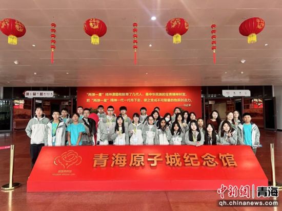 图为香港新界青年联会在青参访交流活动现场。省侨办供图 图为香港新界青年联会在青参访交流活动现场。省侨办供图