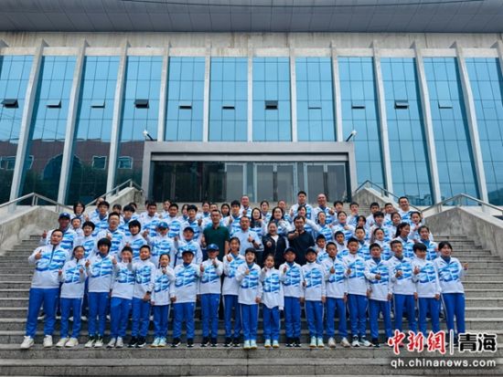 图为运动员们合影留念。 孙睿 摄 图为运动员们合影留念。 孙睿 摄