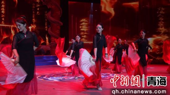 图为文艺汇演。共和融媒供图 图为文艺汇演。共和融媒供图