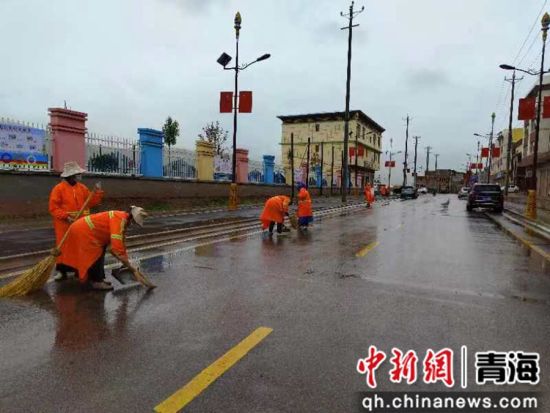 图为囊谦县相关部门清理堆积杂物现场。囊谦县委宣传部供图 图为囊谦县相关部门清理堆积杂物现场。囊谦县委宣传部供图