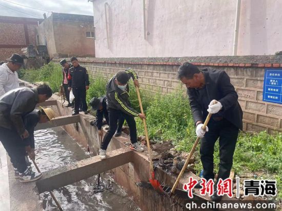 图为囊谦县相关部门清理堆积杂物现场。囊谦县委宣传部供图 图为囊谦县相关部门清理堆积杂物现场。囊谦县委宣传部供图