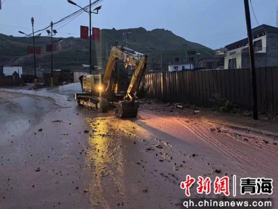 图为囊谦县相关部门清理堆积杂物现场。囊谦县委宣传部供图 图为囊谦县相关部门清理堆积杂物现场。囊谦县委宣传部供图