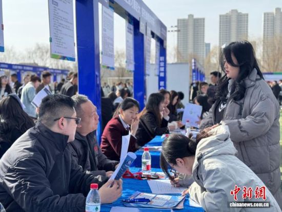 图为招聘会现场。孙睿 摄 图为招聘会现场。孙睿 摄