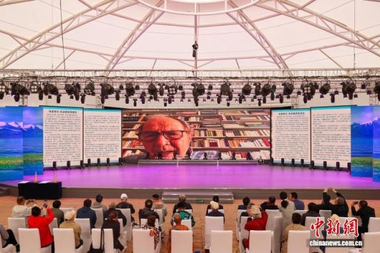 7月24日，德国诗人米夏埃尔·克吕格通过视频发表获奖感言。薛蒂 摄