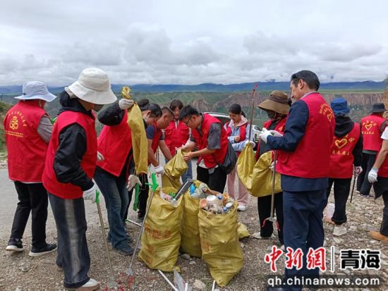 图为清理垃圾。德吉卓玛供图
