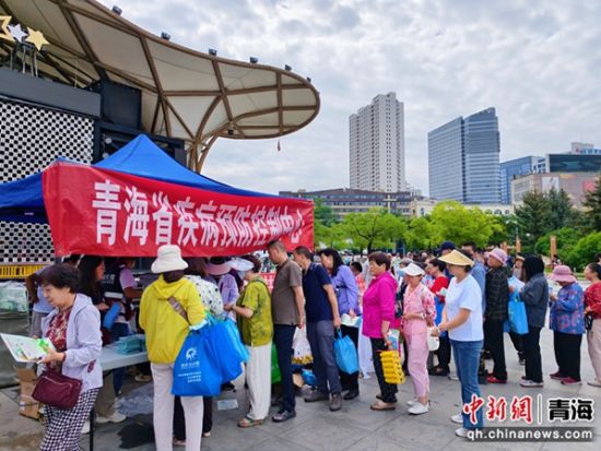 图为工作人员为民众发放宣传手册。黎晓晶供图 图为工作人员为民众发放宣传手册。黎晓晶供图