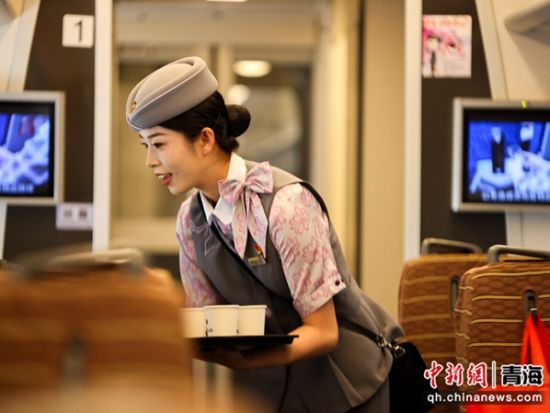 图为西宁客运段“动姐“为有需求旅客送上热水。 李磊摄 图为西宁客运段“动姐“为有需求旅客送上热水。 李磊摄