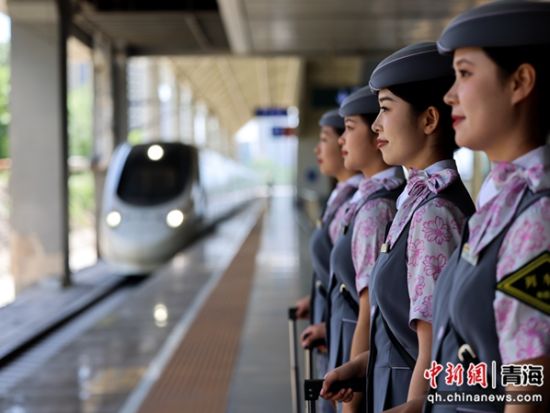 图为西宁客运段乘务班组在站台立岗接车准备开始一天的乘务工作。 李磊摄 图为西宁客运段乘务班组在站台立岗接车准备开始一天的乘务工作。 李磊摄