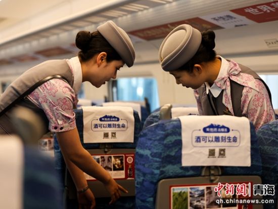 图为刘凯月正在向第一年参加暑运的乘务员讲解始发注意事项。 李磊摄 图为刘凯月正在向第一年参加暑运的乘务员讲解始发注意事项。 李磊摄