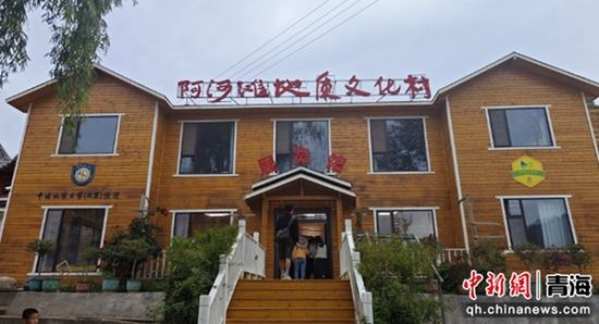  图为融媒体报道团参观村展览馆。 殷荣成摄