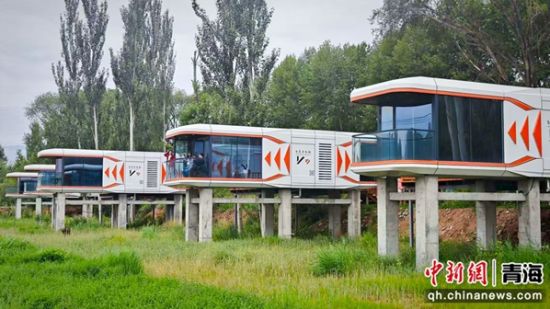 图为银灰色太空舱民宿。殷荣成摄