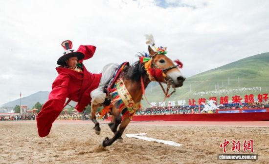 图为第43届玉树赛马会上的马术表演。马铭言摄