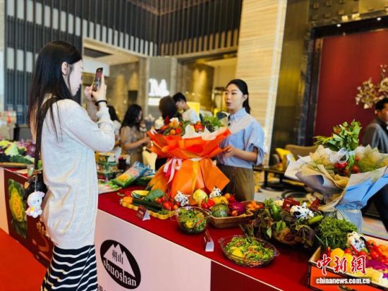 图为网络主播现场带货。孙睿 摄