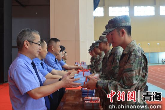 图为现场赠送法律书籍。姜艳芳 摄