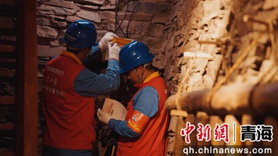 图为“石榴籽”供电服务网格员上门为电力客户安全用电“义诊”。国网青海省电力公司供图