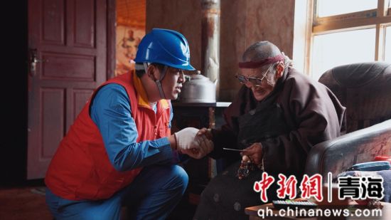 图为“石榴籽”供电服务网格员为牧民群众送上便民服务卡。国网青海省电力公司供图