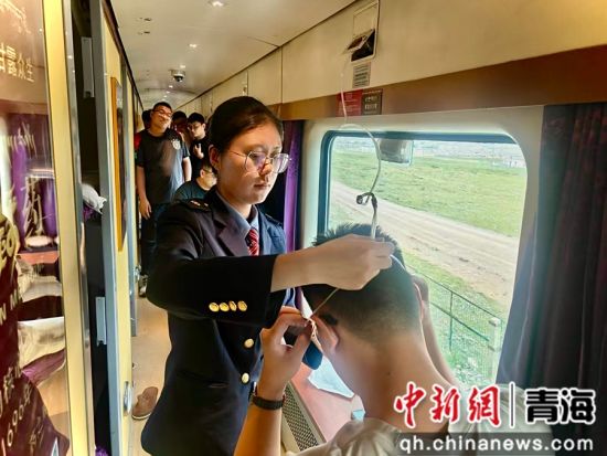 图为乘务员为志愿服务西部计划的青年志愿者佩戴氧气管。 阿忠仁摄