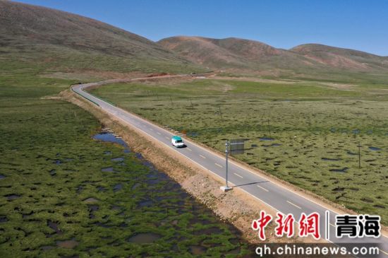 图为农行杂多县支行流动金融服务车行驶在前往查旦乡的路上。 张忠苹 摄 图为农行杂多县支行流动金融服务车行驶在前往查旦乡的路上。 张忠苹 摄