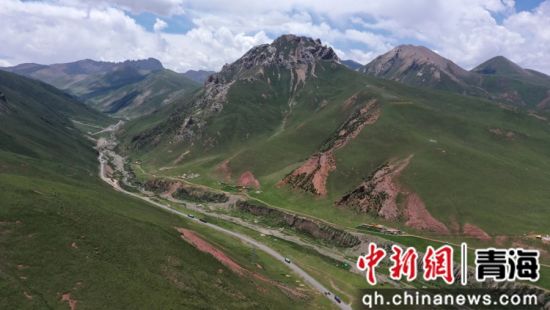 图为航拍玉树藏族自治州杂多县。 张忠苹 摄 图为航拍玉树藏族自治州杂多县。 张忠苹 摄